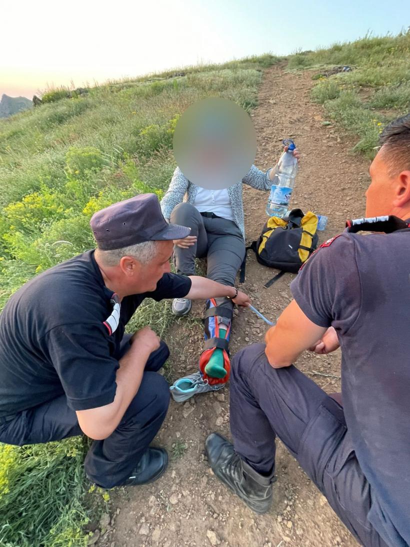 Turistă din București, luată cu targa din Munții Măcinului  18842661