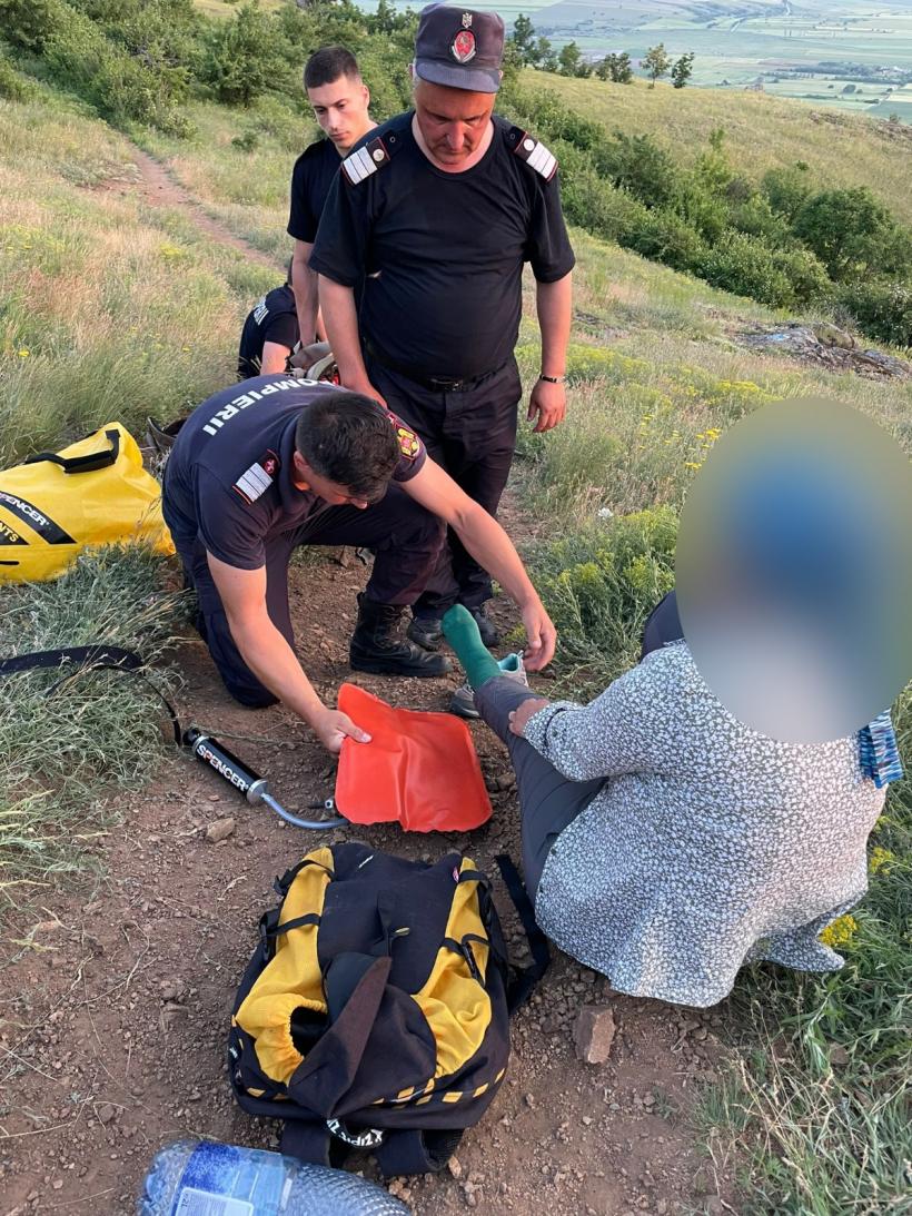 Turistă din București, luată cu targa din Munții Măcinului  18842663