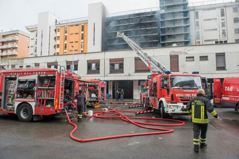 Incendiu de proporții într-o clădire cu opt etaje din Roma. Cel puțin o persoană a murit 18842824