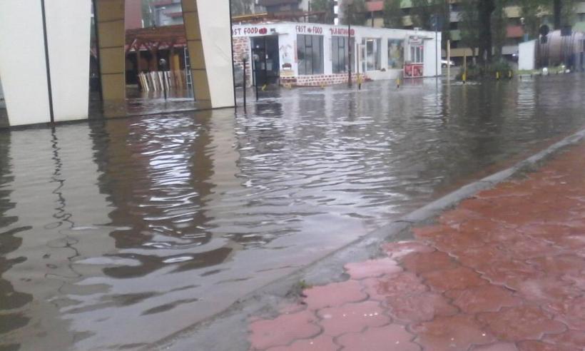 Drumuri şi subsoluri inundate la Sinaia în urma ploii torenţiale