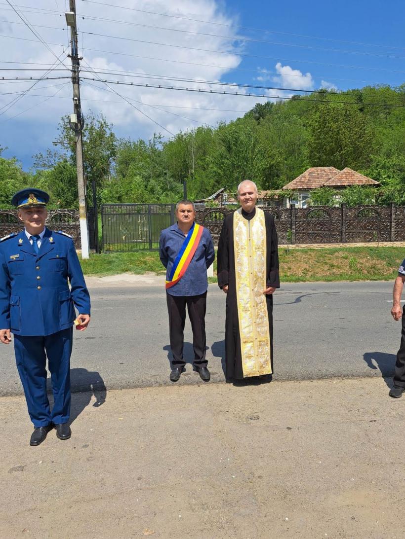 Veșnicia s-a născut la sat!  Satul meu natal, parohia bisericii din sat, preotul nostru 18842560