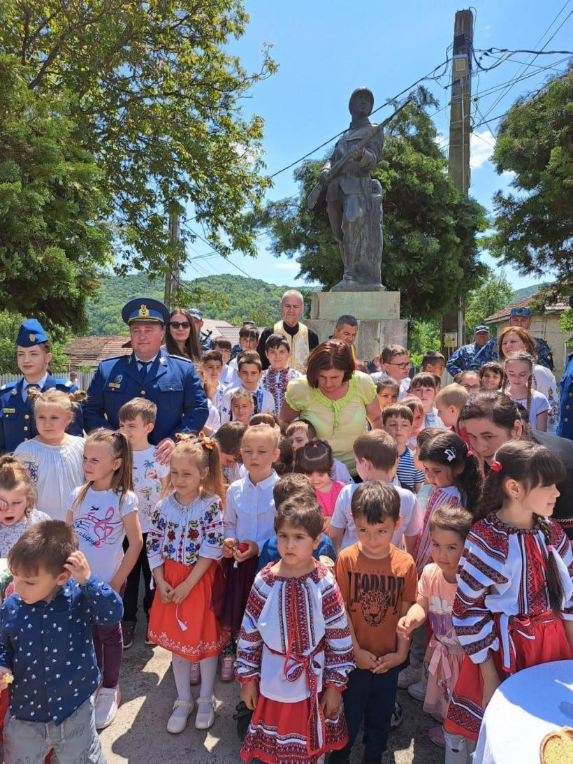 Veșnicia s-a născut la sat!  Satul meu natal, parohia bisericii din sat, preotul nostru 18842564