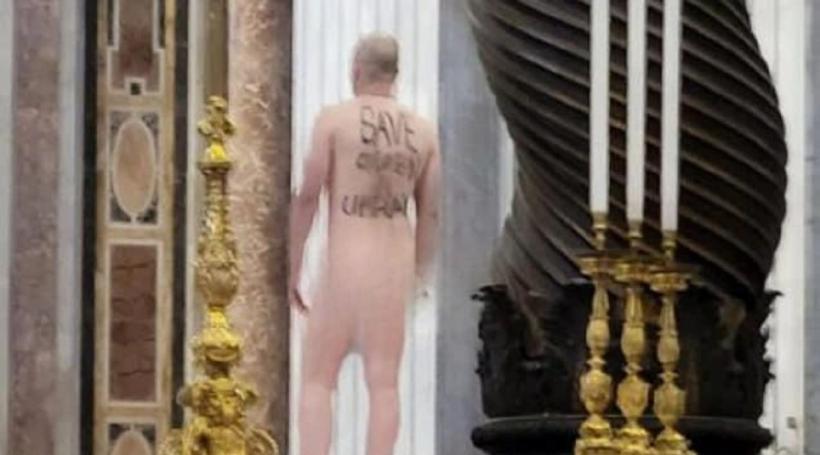 Dezbrăcat pe altarul unei biserici din Vatican, în semn de protest față de războiul din Ucraina 18842887