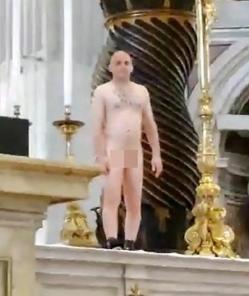 Dezbrăcat pe altarul unei biserici din Vatican, în semn de protest față de războiul din Ucraina 18842888