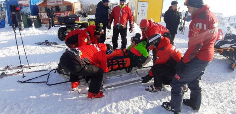 Bărbat care a alunecat pe gheață 100 de metri în Pietrosul Rodnei, ajutat de salvamontiști