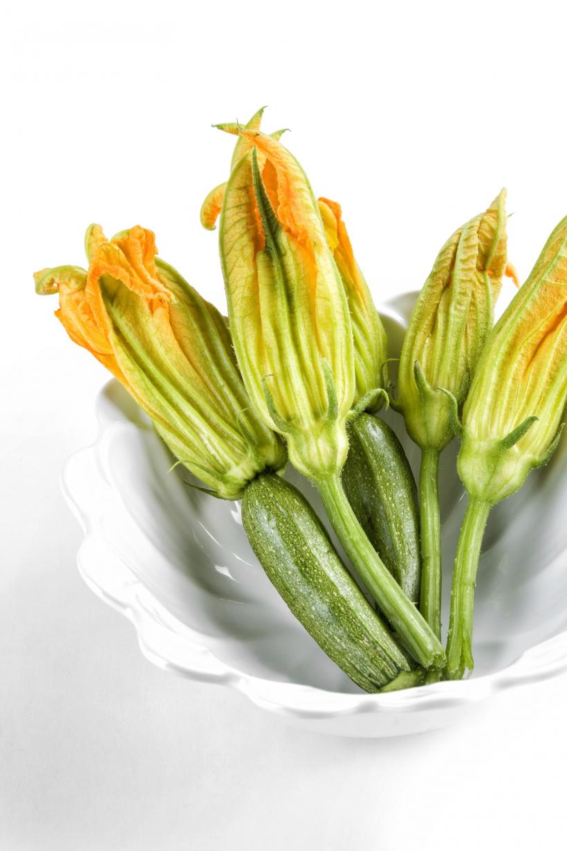 Flori comestibile: aromă și culoare pentru salate, sosuri, băuturi și aperitive 18842940