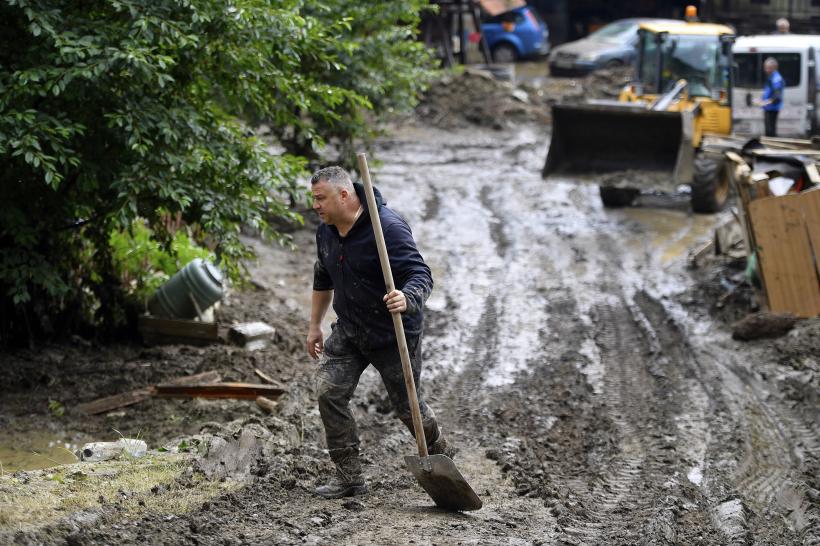 Natura dezlănțuită: Furtuni de cod roşu în România 18842977