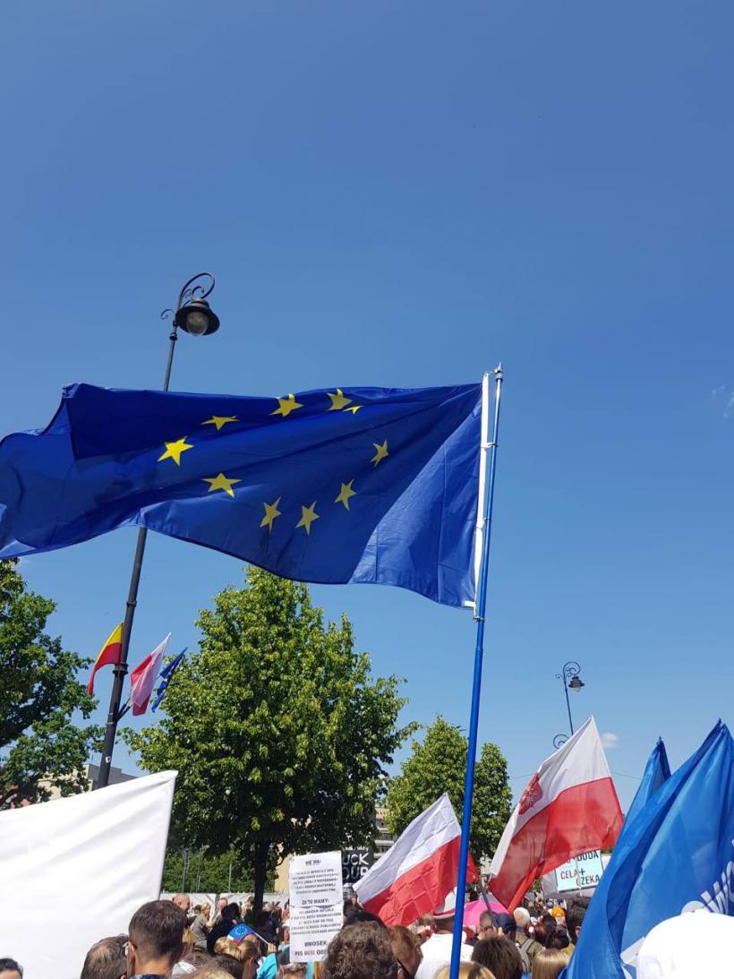 Protest de amploare în Polonia: sute de mii de persoane cer întărirea democrației 18843080