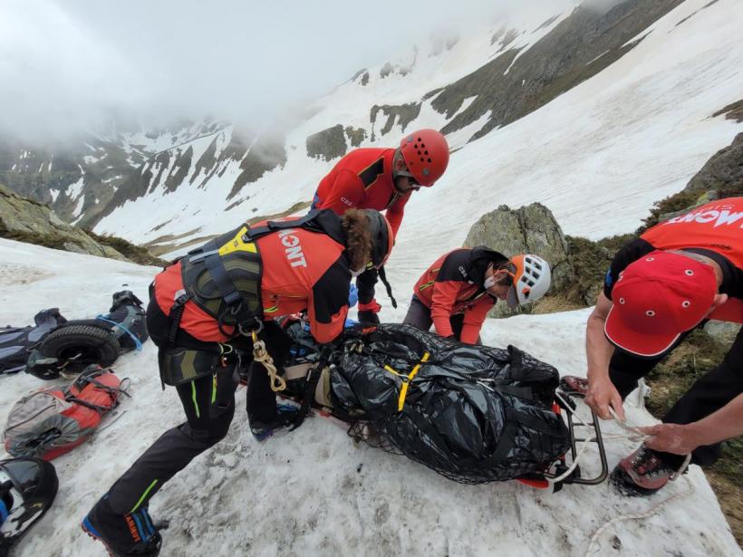 Un elicopter SMURD și mai mulți salvamontiști au recuperat un cadavru descoperit în munți