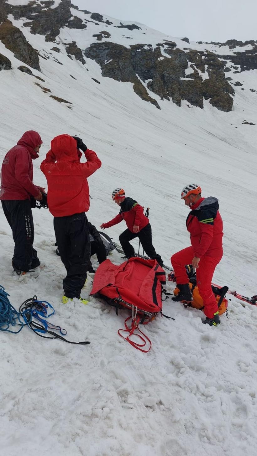 Un elicopter SMURD și mai mulți salvamontiști au recuperat un cadavru descoperit în munți 18843197