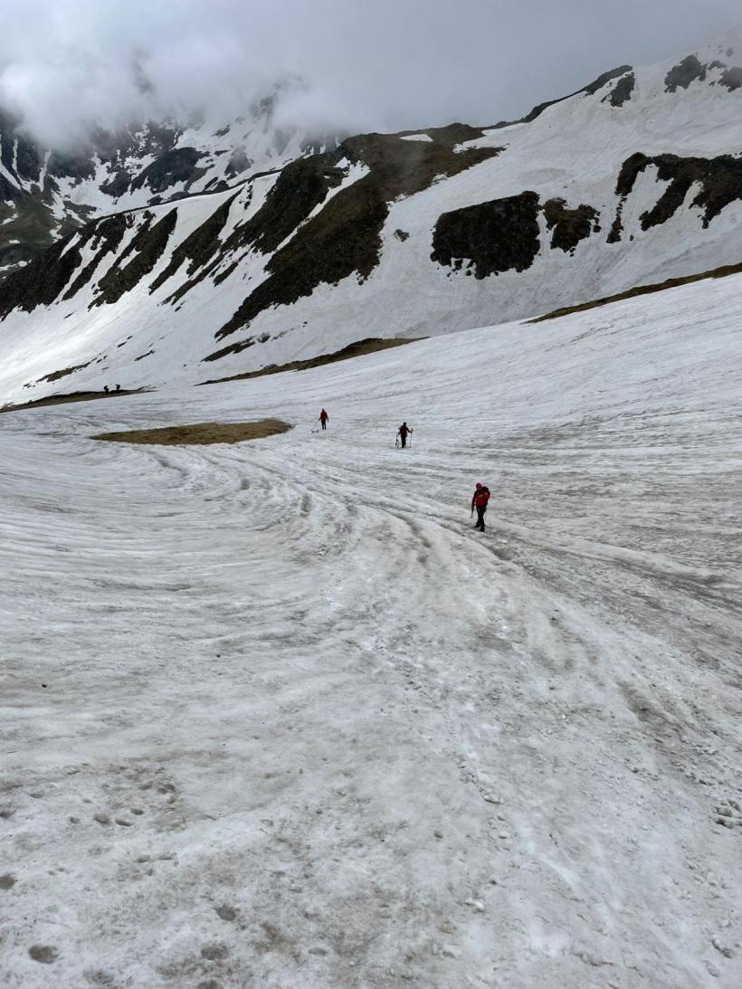 Un elicopter SMURD și mai mulți salvamontiști au recuperat un cadavru descoperit în munți 18843198