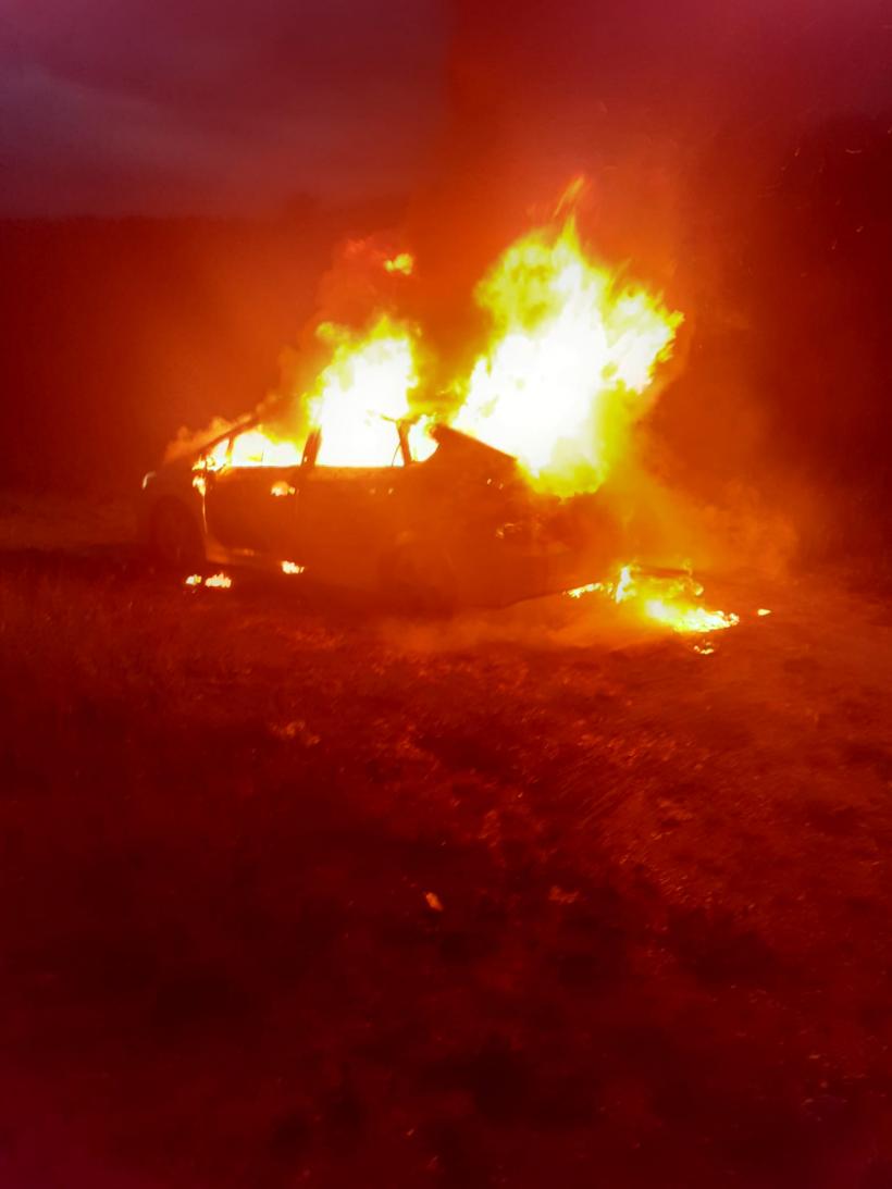 A ars de viu într-un autoturism hibrid care a luat foc, în Cluj