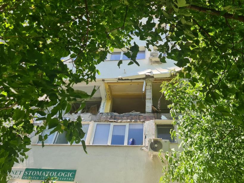 Explozie într-un apartament din Capitală. Un bărbat a fost prins sub o placă de beton 18843171