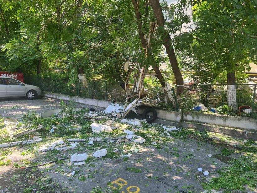 Explozie într-un apartament din Capitală. Un bărbat a fost prins sub o placă de beton 18843172