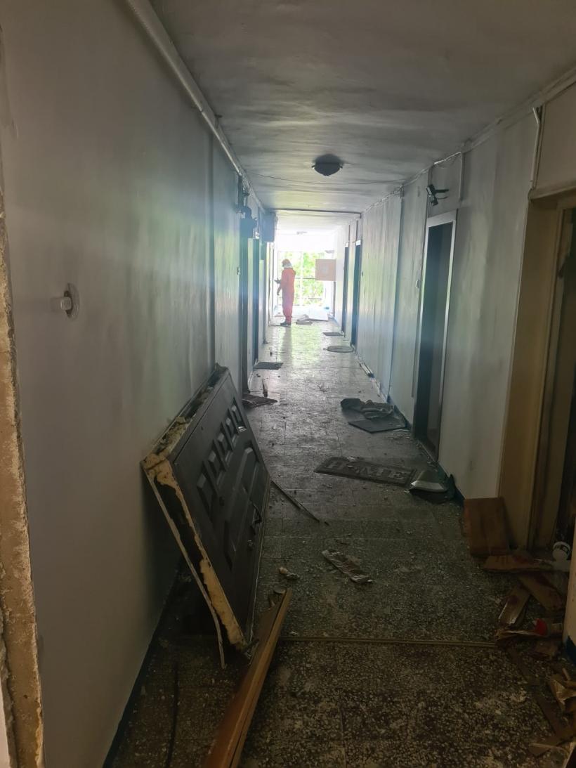 Explozie într-un apartament din Capitală. Un bărbat a fost prins sub o placă de beton 18843173