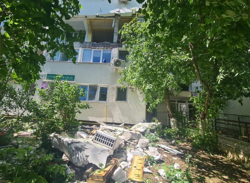 Explozie într-un apartament din Capitală. Un bărbat a fost prins sub o placă de beton 18843174