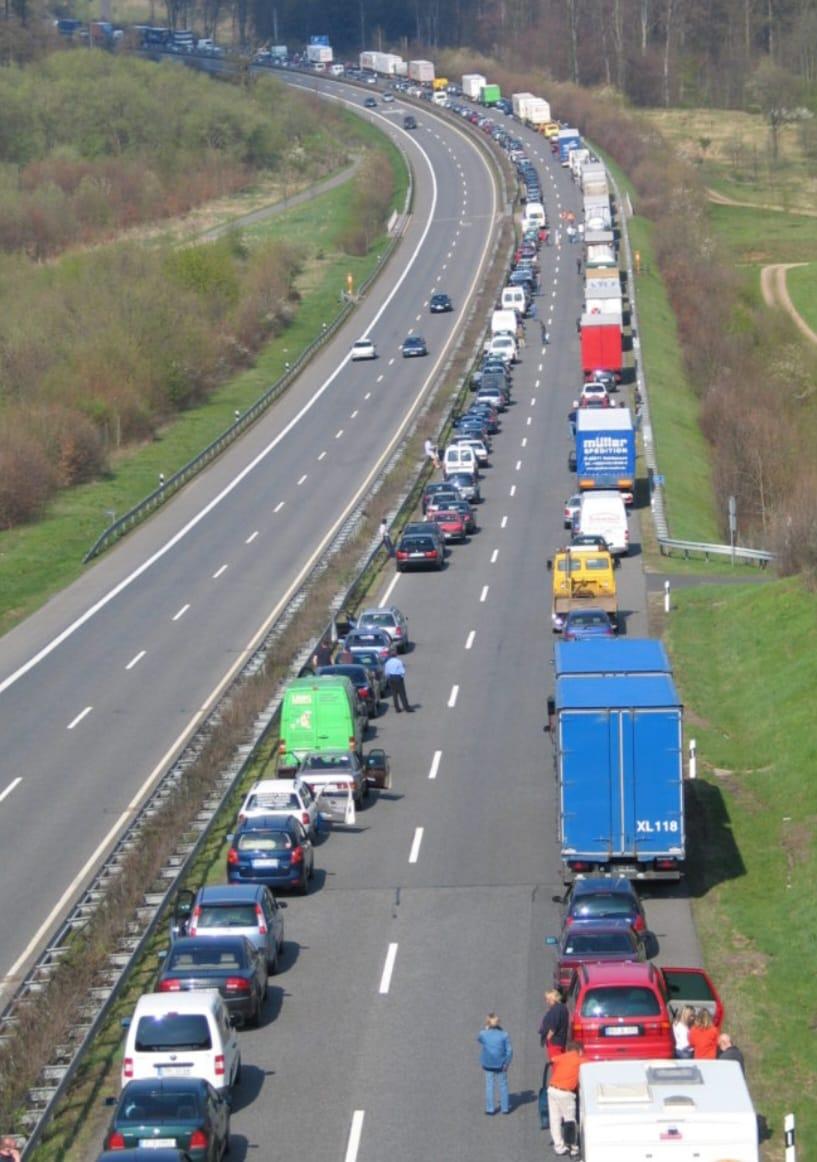 Imagini INCREDIBILE. Ce fac românii blocați în trafic pe Autostrada Soarelui 18843193