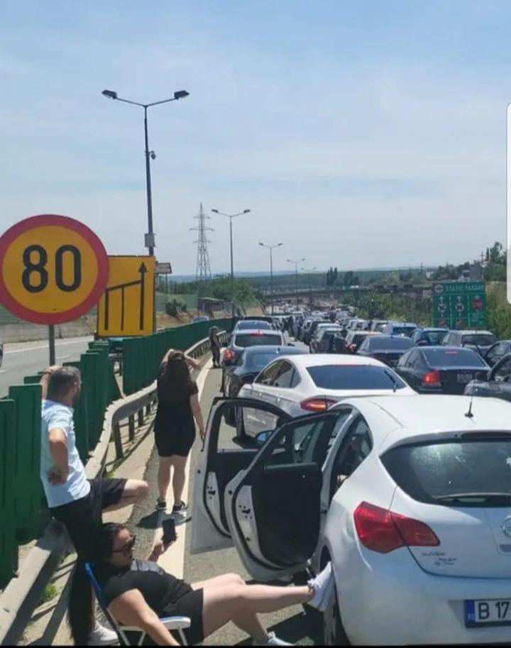 Imagini INCREDIBILE. Ce fac românii blocați în trafic pe Autostrada Soarelui