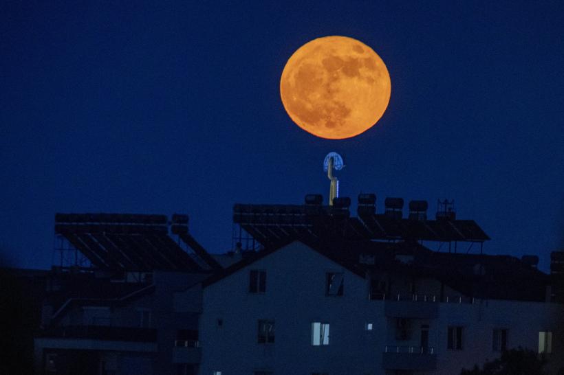Luna Căpșună, vizibilă în nopțile din preajma Rusaliilor