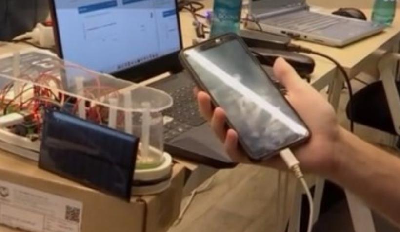 Un student din Cluj Napoca a inventat pantofii care pot încărca telefonul mobil în timpul mersului 18843135