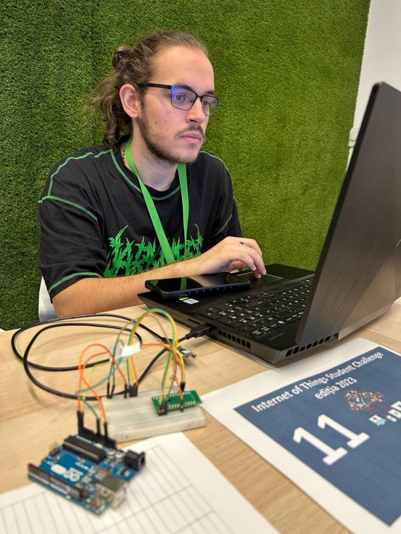 Un student din Cluj Napoca a inventat pantofii care pot încărca telefonul mobil în timpul mersului 18843136