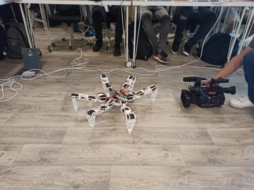 Un student din Cluj Napoca a inventat pantofii care pot încărca telefonul mobil în timpul mersului 18843137