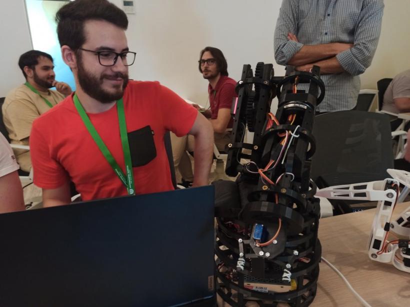 Un student din Cluj Napoca a inventat pantofii care pot încărca telefonul mobil în timpul mersului 18843138