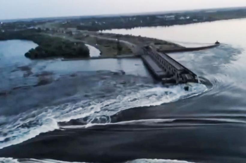 Un important baraj de pe râul Nipru a fost distrus. Peninsula Crimeea și centrala nucleară Zaporojie ar putea rămâne fără apă 18843366