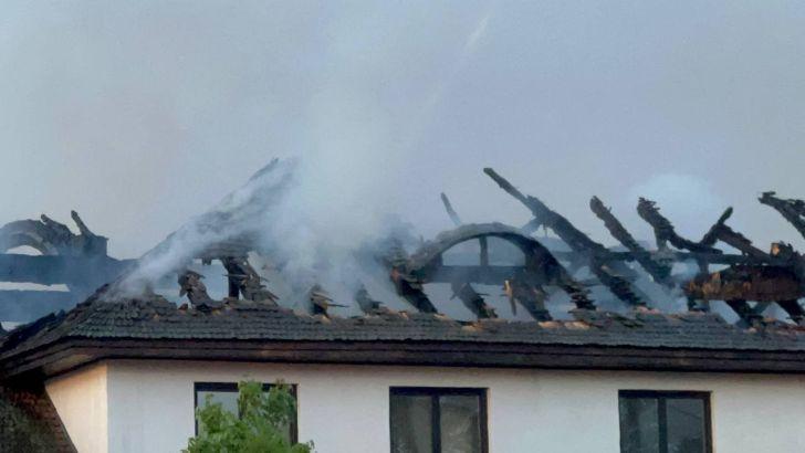 Incendiu violent la Mănăstirea Turnu de lângă Ploiești: A ars casa parohială