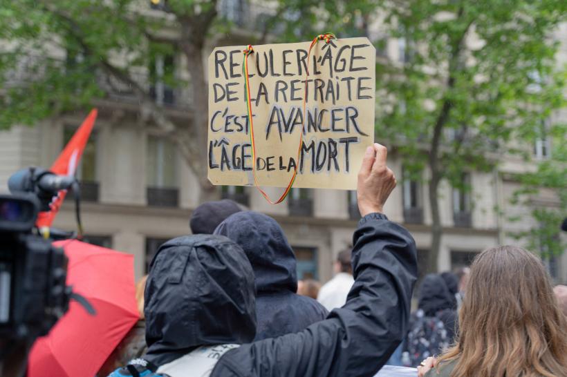 Noi proteste în Franța împotriva reformei pensiilor. Manifestanții au ieșit în stradă în zeci de orașe