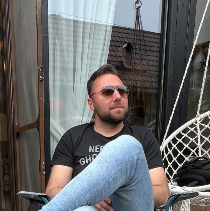 Iată-l pe bărbatul care și-a bătut soția, după ce a lovit mașina în care se aflau femeia și fetița ei de 9 ani 18843628