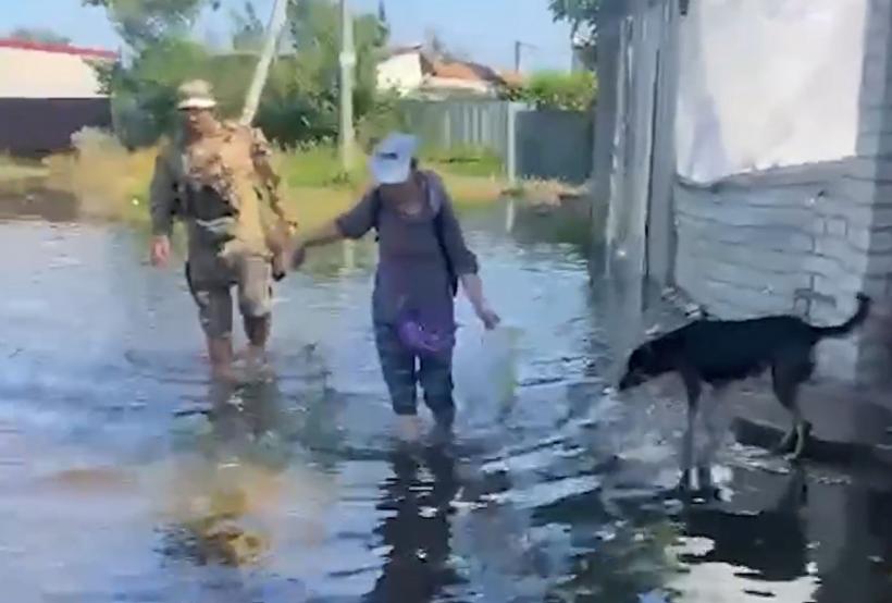 Risc major de inundații pentru zeci de mii de persoane. Ucraina și Rusia se acuză reciproc de prăbușirea barajului 