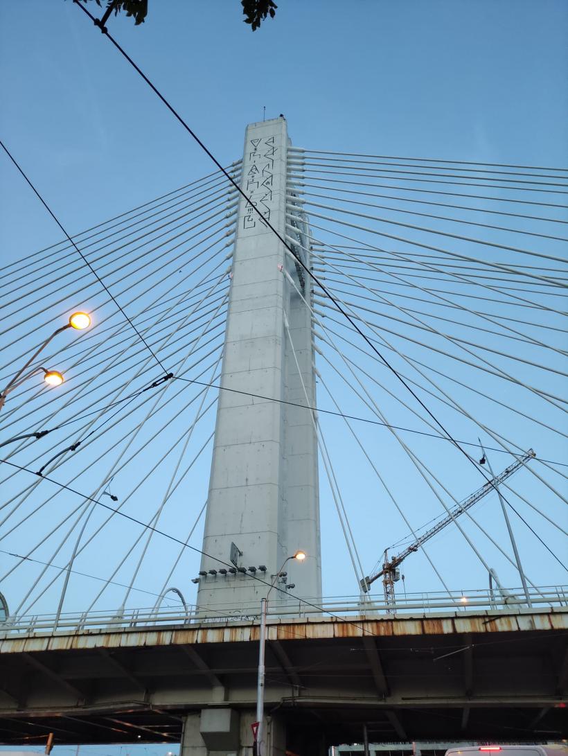 UPDATE: Bărbatul care amenința că se aruncă de pe Podul Basarab a fost convins să coboare 18843846