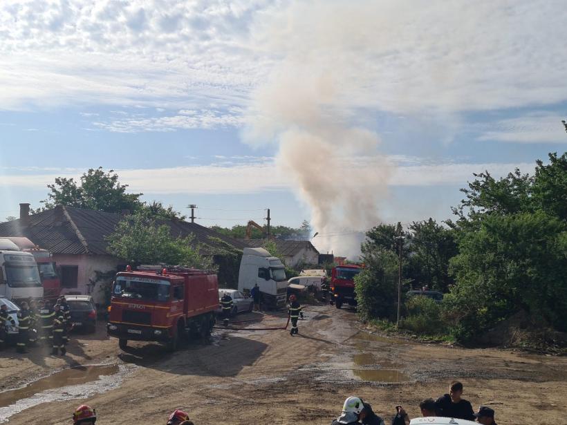 Incendiu la un centru de colectare a deșeurilor din sudul Capitalei. În zonă nu sunt surse de apă