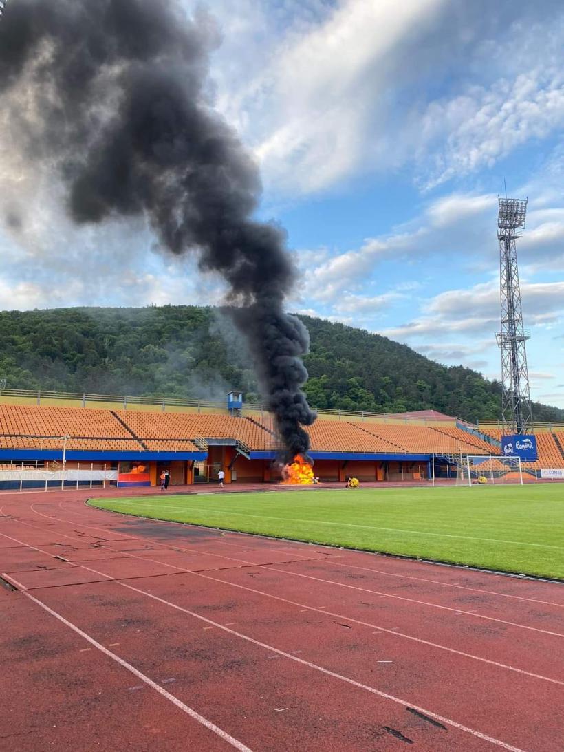 Mai mulți copii au provocat un incendiu pe stadionul „Ceahlăul” din Piatra Neamț 18844070