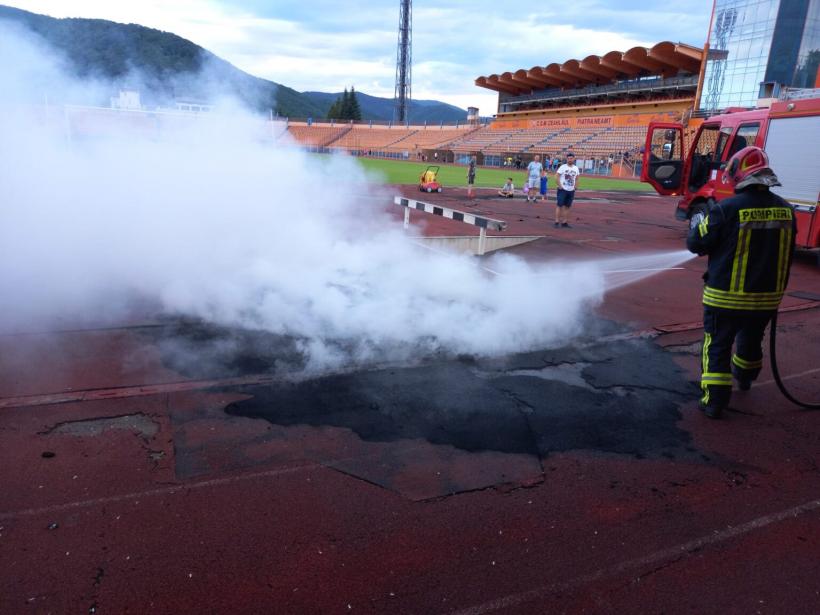 Mai mulți copii au provocat un incendiu pe stadionul „Ceahlăul” din Piatra Neamț