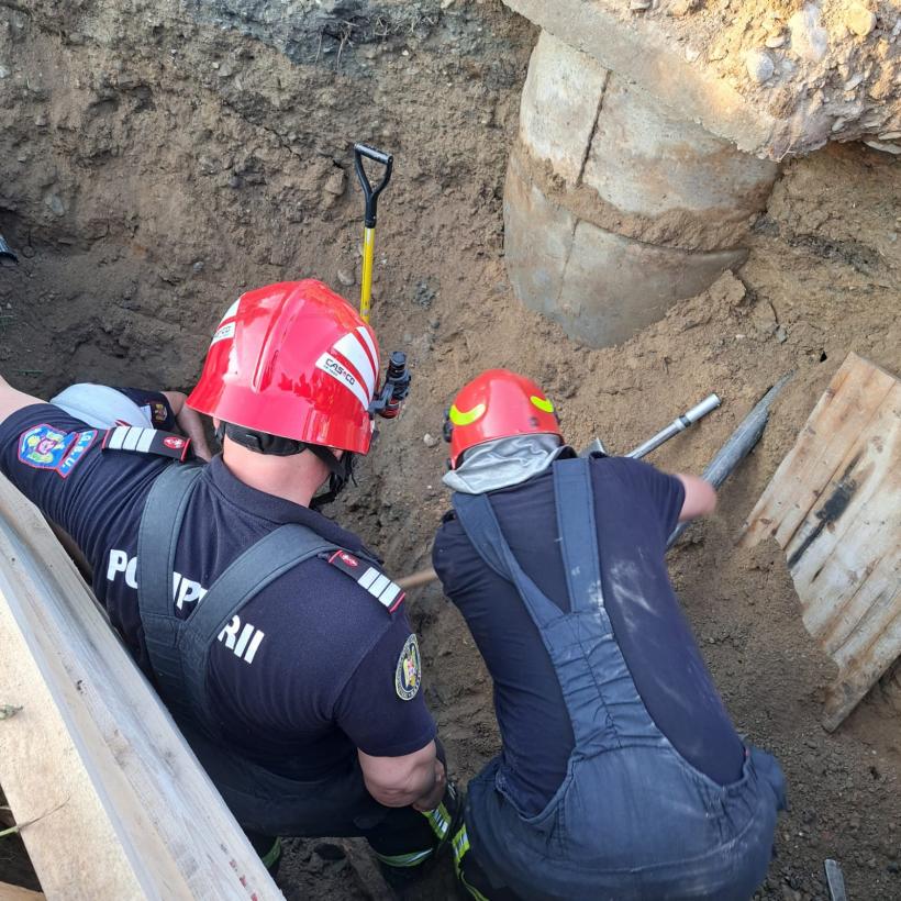 Doi muncitori au fost prinși sub un mal de pământ în județul Vâlcea. Un bărbat a decedat