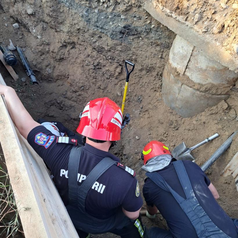 Doi muncitori au fost prinși sub un mal de pământ în județul Vâlcea. Un bărbat a decedat 18844078