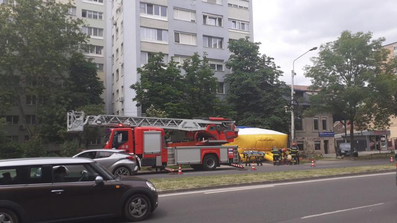 Militarul care amenință că se aruncă de la etajul 7 nu a renunțat nici după 24 de ore. Bărbatul încă stă pe pervazul geamului 18843863