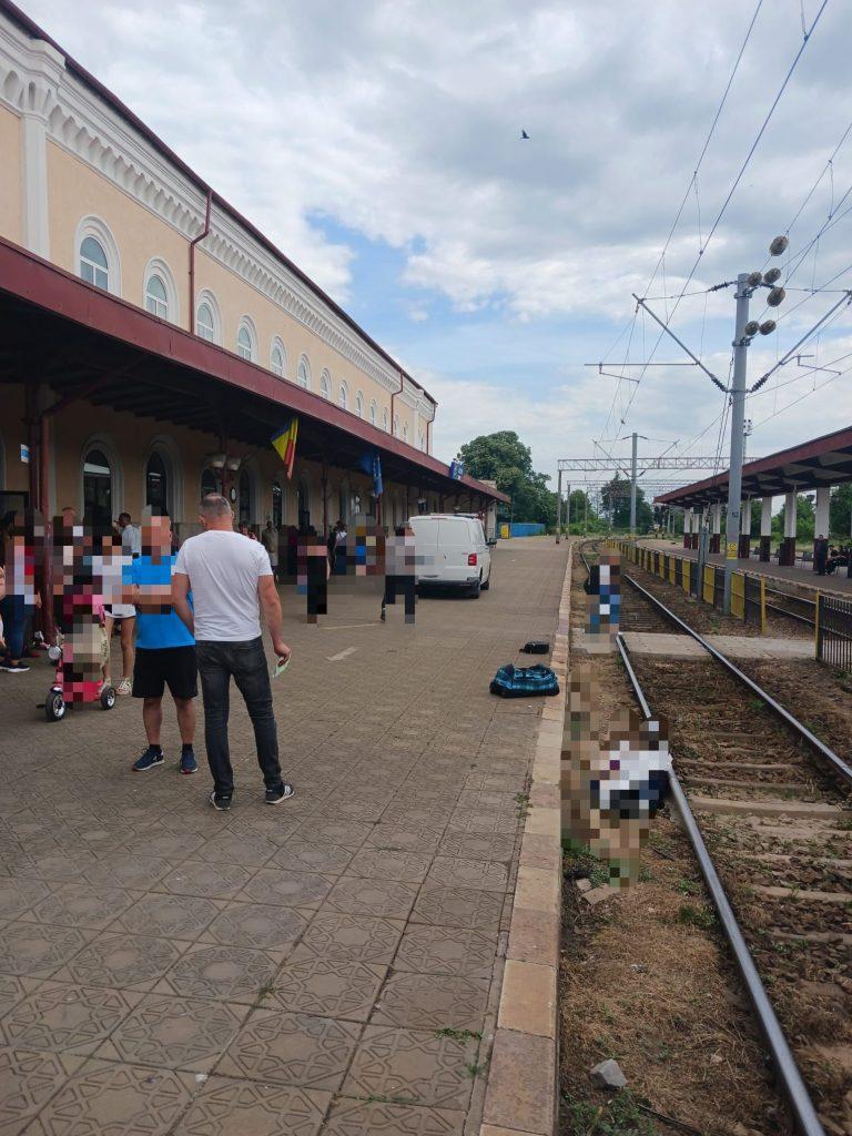 Un bărbat care a încercat să sară din tren în mers a murit la Roman: a căzut între peron și șine