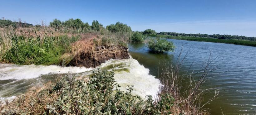 Digul rupt de la Mahmudia – Carasuhat. 1000 de tone de piatră, transportate în zonă. 200 ha agricole, inundate 18844161