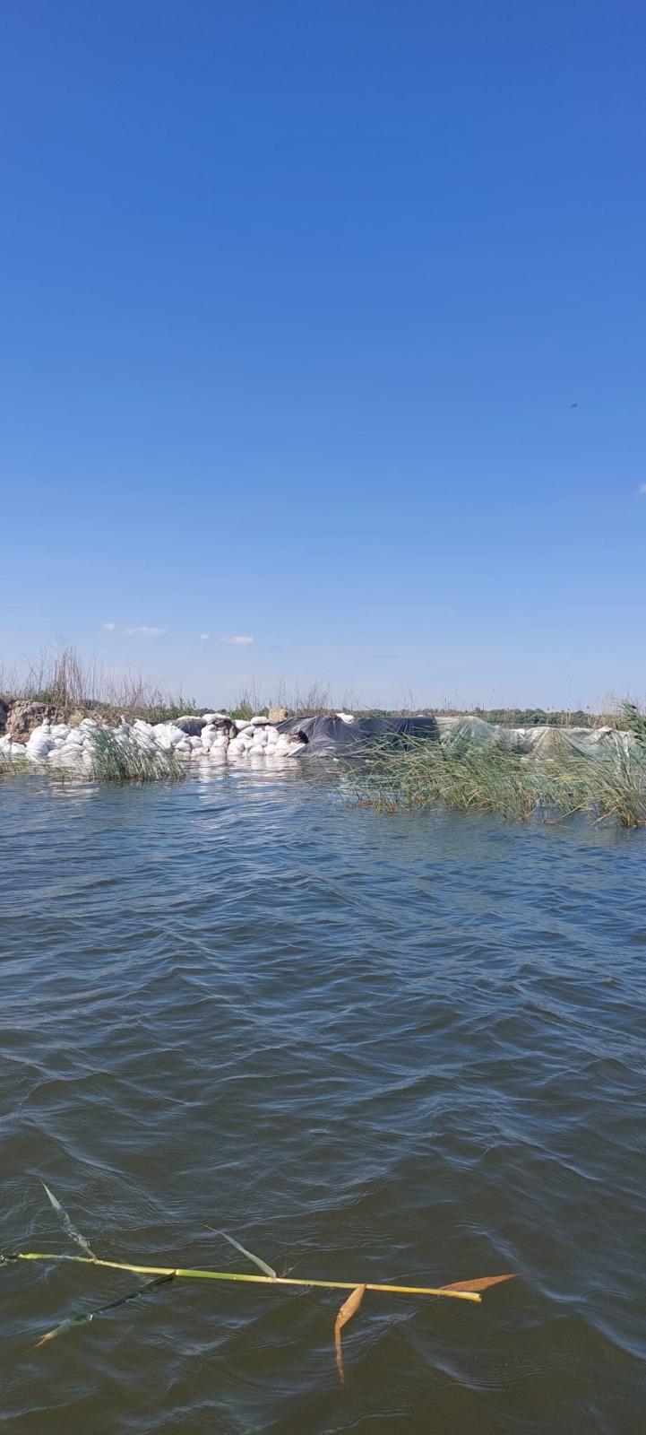 Digul rupt de la Mahmudia – Carasuhat. 1000 de tone de piatră, transportate în zonă. 200 ha agricole, inundate 18844162