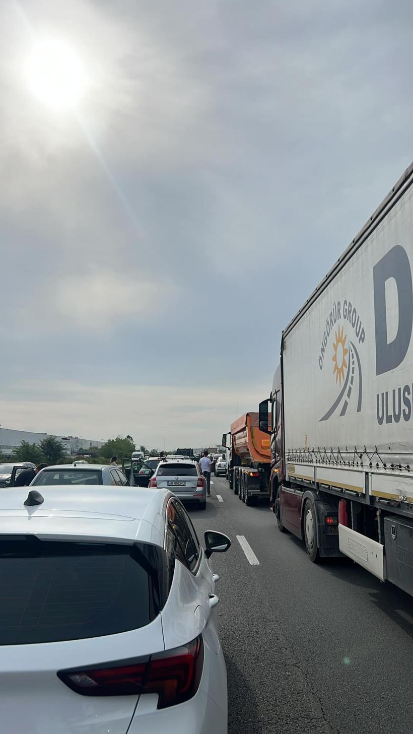 Mașină răsturnată pe A1 București-Pitești. Elicopterul SMURD a aterizat direct pe autostradă 18844131