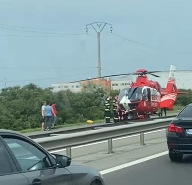 Mașină răsturnată pe A1 București-Pitești. Elicopterul SMURD a aterizat direct pe autostradă 18844132