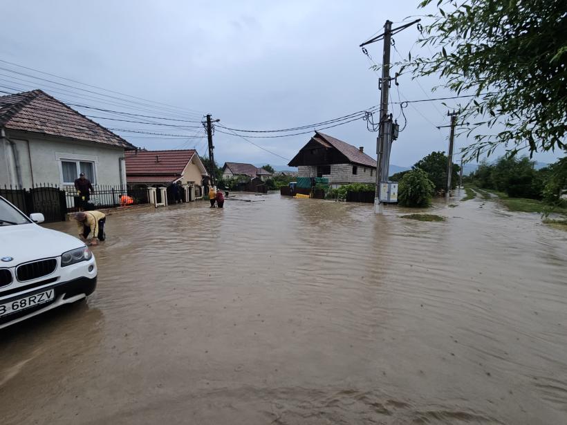 Așa arată apocalipsa meteorologică! Furia naturii a distrus sute de locuințe. Disperați, oamenii au urcat animalele în poduri  18844470
