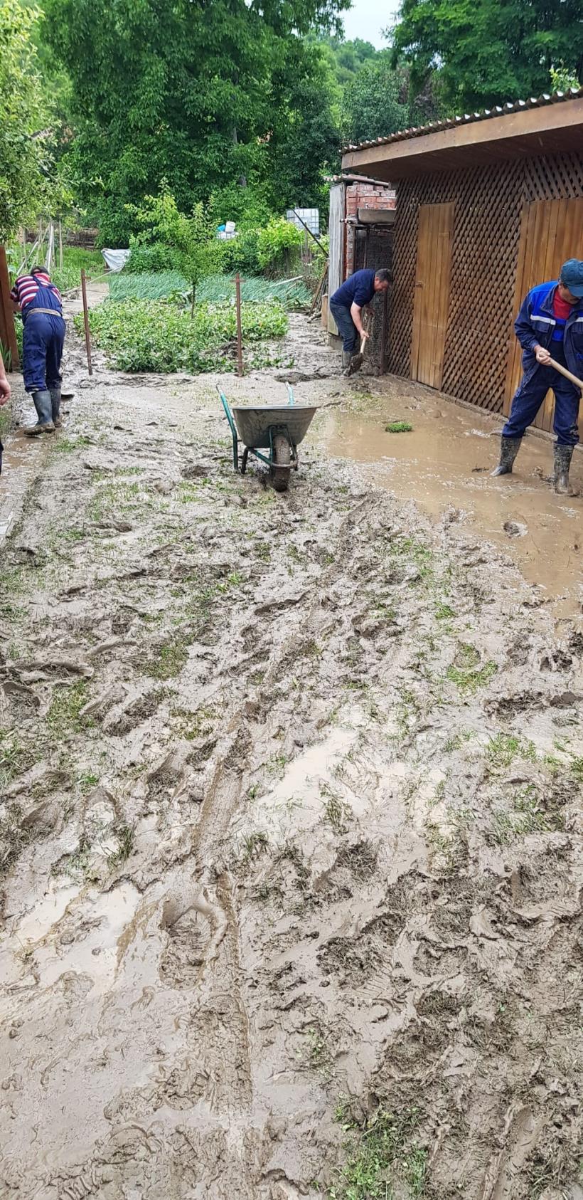 Așa arată apocalipsa meteorologică! Furia naturii a distrus sute de locuințe. Disperați, oamenii au urcat animalele în poduri  18844474