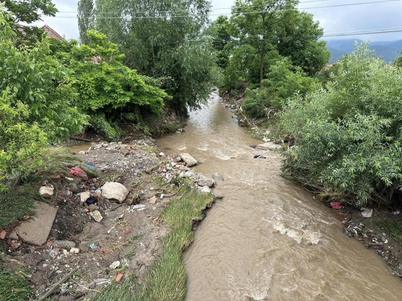 Așa arată apocalipsa meteorologică! Furia naturii a distrus sute de locuințe. Disperați, oamenii au urcat animalele în poduri  18844475