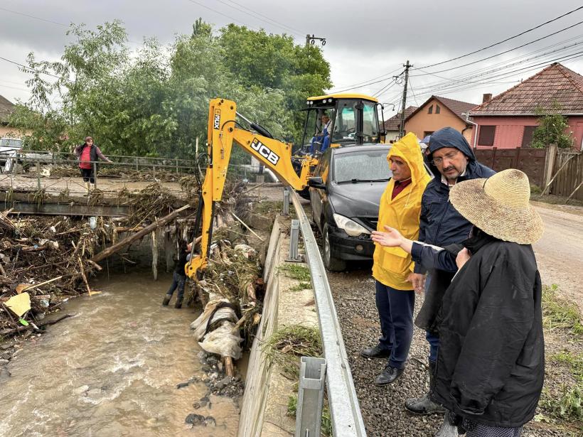 Așa arată apocalipsa meteorologică! Furia naturii a distrus sute de locuințe. Disperați, oamenii au urcat animalele în poduri  18844476