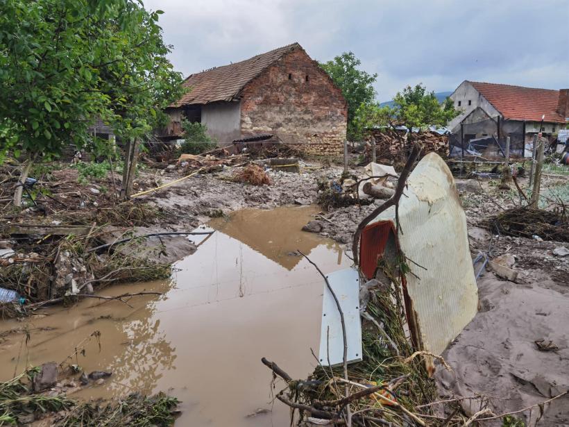 Așa arată apocalipsa meteorologică! Furia naturii a distrus sute de locuințe. Disperați, oamenii au urcat animalele în poduri  18844477
