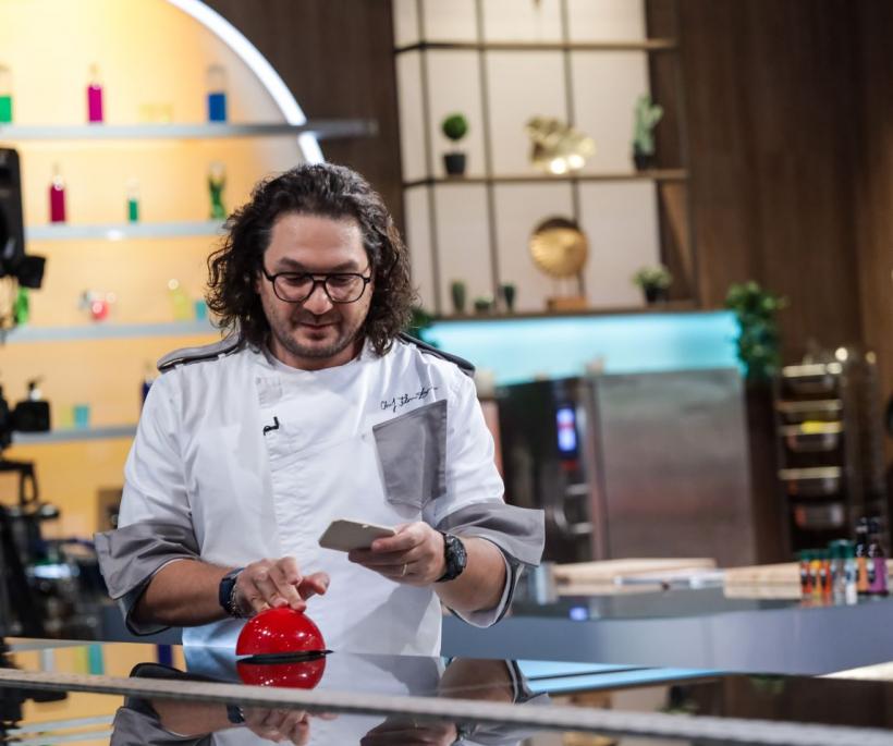 Ciocnirea amuletelor, diseară, la Chefi la cuțite: ce fac Chefii pentru a impresiona juriul alcătuit din distribuția serialului Lia 18844344